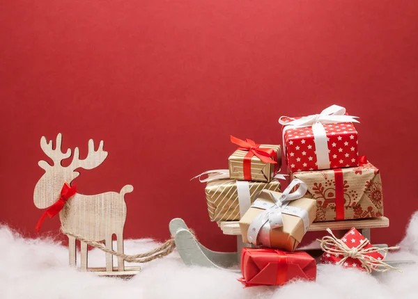 kızakları ve hediyeleri Noel geyiği