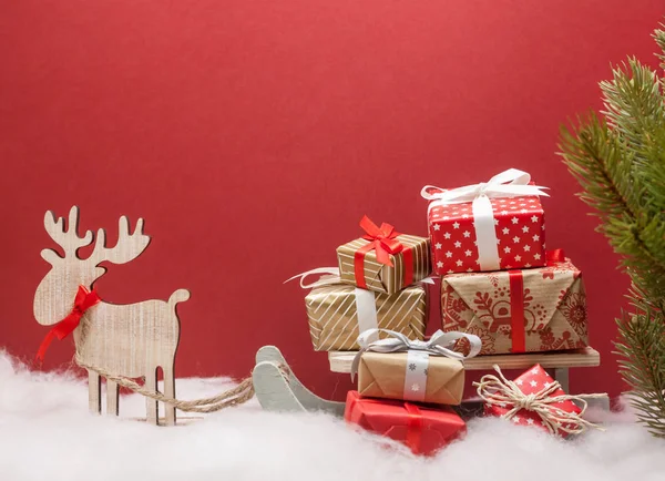 kızakları ve hediyeleri Noel geyiği