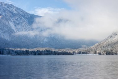 Göl üzerinde kar ile Dağları