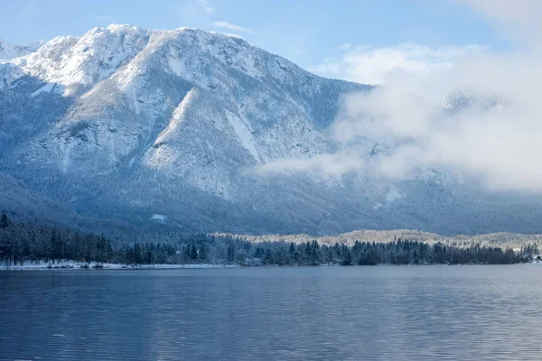 Montagne con neve sul lago — Foto Stock