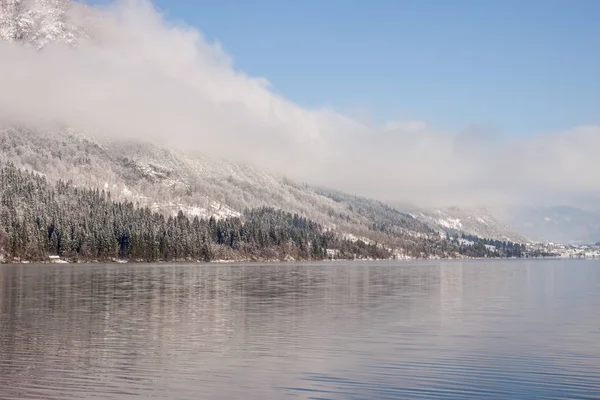 Inverno paisagem lago com reflexos — Fotografia de Stock