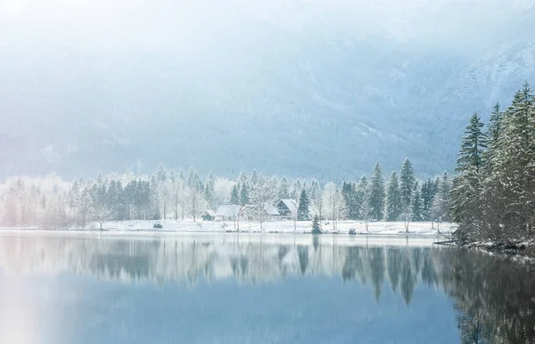 Inverno paisagem lago com reflexos — Fotografia de Stock