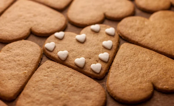 Pierniki ciasteczka w kształcie serca miłość koncepcja — Zdjęcie stockowe