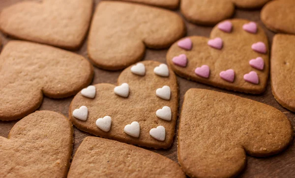 Biscotti di pan di zenzero concetto di amore a forma di cuore — Foto Stock