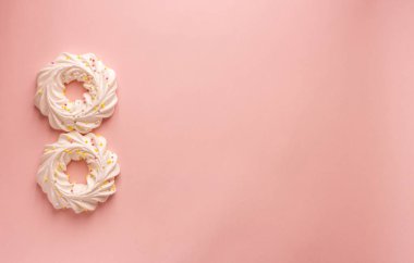 sayı sekiz beyaz kurabiye ve pembe bir arka plan