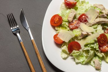 Beyaz plaka üzerinde taze sebze salatası