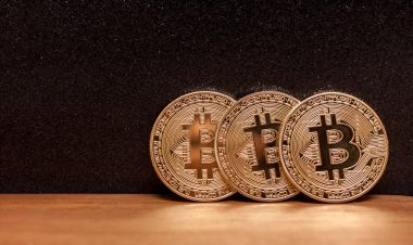 Üç Altın bitcoin paraları