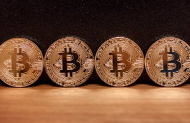 Dört altın Bitcoin para