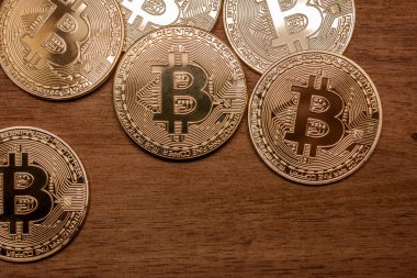 birçok altın bitcoin paraları
