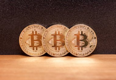 Üç Altın bitcoin paraları