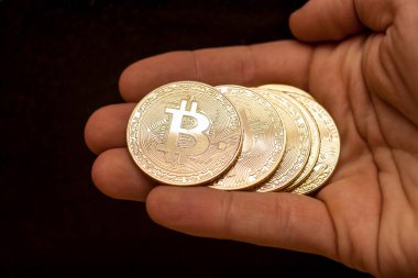 Altın bitcoin paralar elde