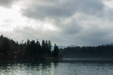 Bulutlu göl manzara