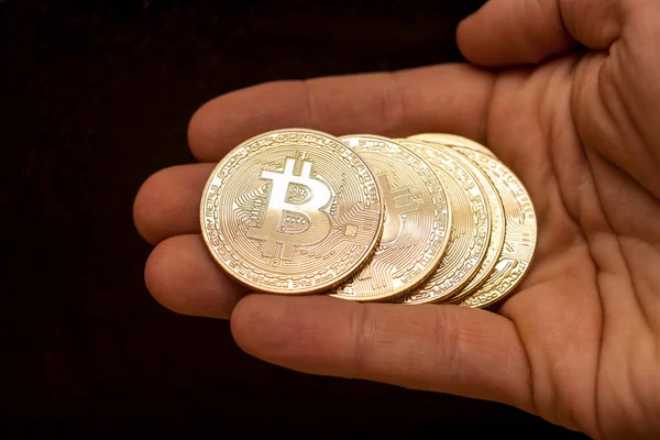 Монети Золотий bitcoin в руці — стокове фото
