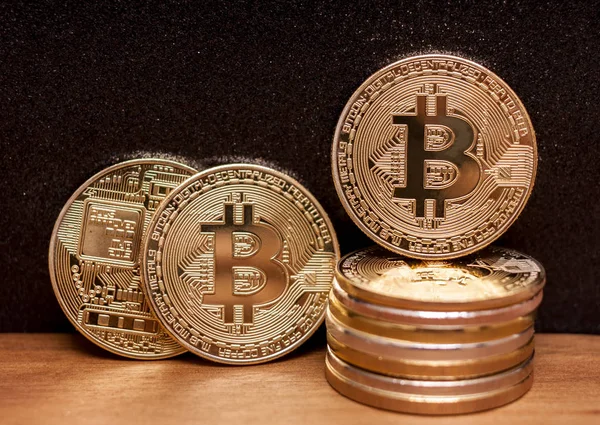 Золоті монети Bitcoin — стокове фото