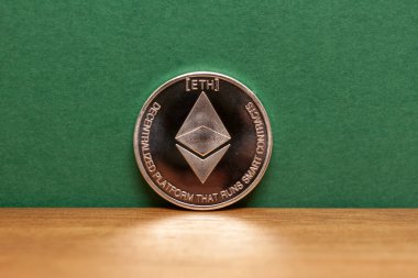 Gümüş ethereum sikke yeşil arka plan
