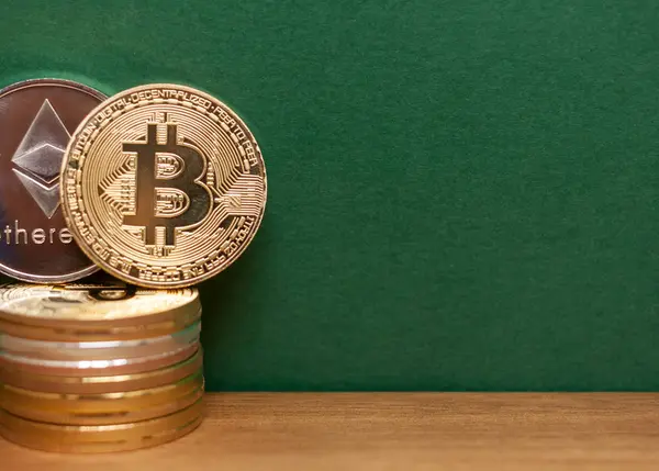 Монети Золотий bitcoin andethereum — стокове фото