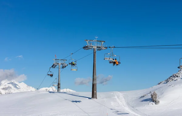 Зимний горнолыжный курорт в Альпах — стоковое фото