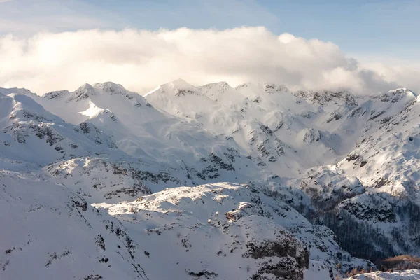Montañas de invierno de Eslovenia hermoso paisaje — Foto de Stock
