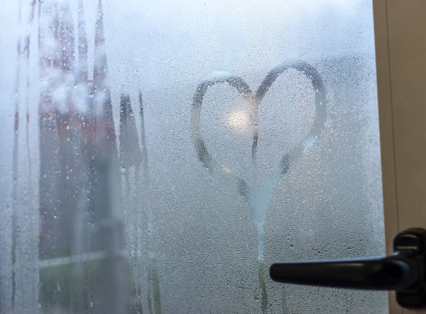 湿玻璃上的心脏 — 图库照片
