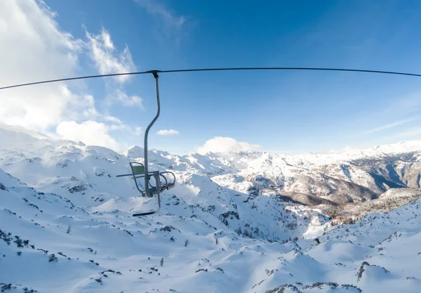 Belle station de ski de montagne dans les Alpes — Photo