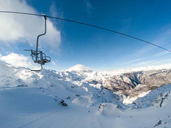 Hermosa estación de esquí de montaña en los Alpes — Foto de Stock