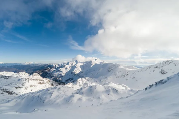 Güzel dağ Alpleri'nde Kayak — Stok fotoğraf