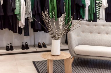 Salonu iç dekorasyon vazo çiçekler