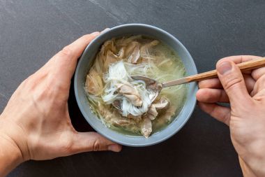 Ördek adam elleriyle Asya çorbası