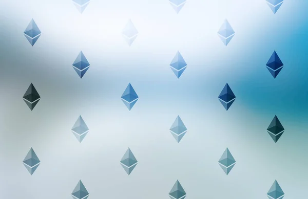 Логотип ethereum на розмитому синьому фоні — стокове фото