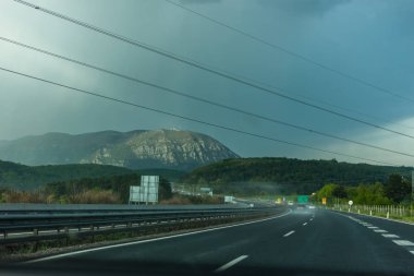 Fırtınanın içine giden karayolu