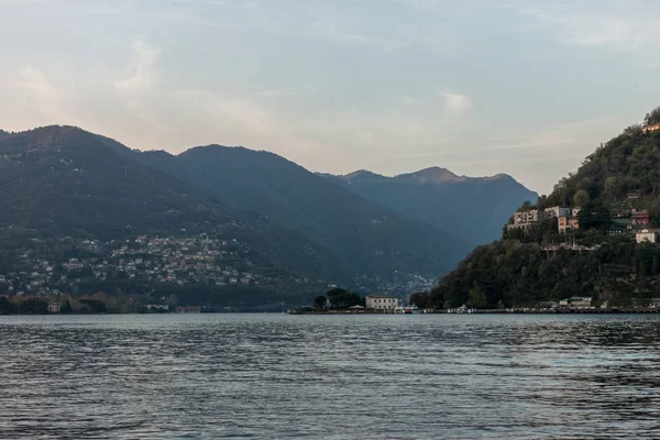 Apus de soare seara la lacul Como — Fotografie, imagine de stoc