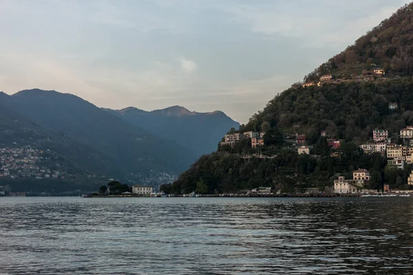 Pôr do sol à noite no lago Como — Fotografia de Stock