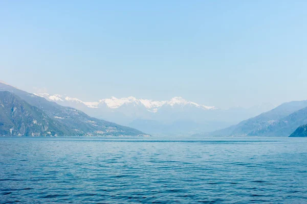 Bela paisagem de Venha vista lago em montanhas — Fotografia de Stock