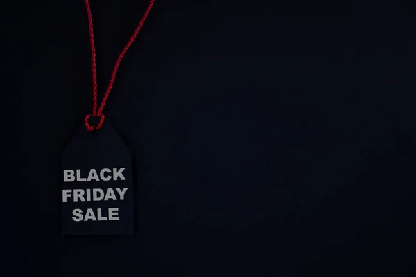 Black Friday sprzedaży tag na ciemnym tle — Zdjęcie stockowe