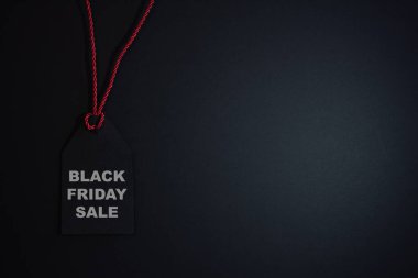 Koyu arka plan üzerinde siyah Cuma satış etiketi