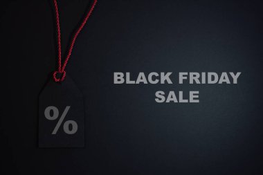 Koyu arka plan üzerinde siyah Cuma satış etiketi