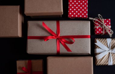 Koyu arkaplanda yay düğümlü hediye kutuları