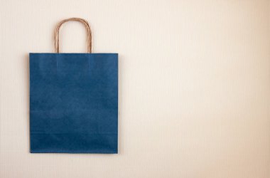 Işık sanatları arka planında mavi kağıt çanta
