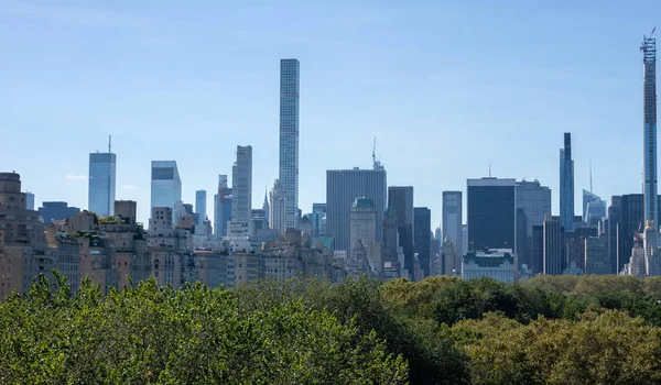 New York skyskrapor över Central Park träd — Stockfoto