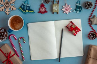 Yılbaşı hediyeleri ve dizüstü bilgisayarın etrafındaki süslemeler