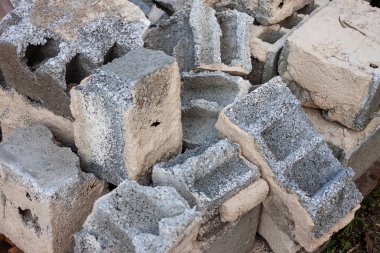 Kullanılmış gri beton tuğla yığını.