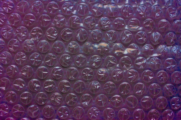 深紫色背景的气泡包装 — 图库照片