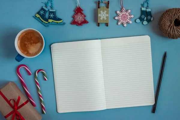 Yılbaşı hediyeleri ve dizüstü bilgisayarın etrafındaki süslemeler