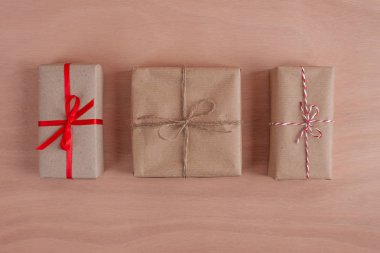 Üç kağıt ambalajlı hediye ahşap kaplama arka plan