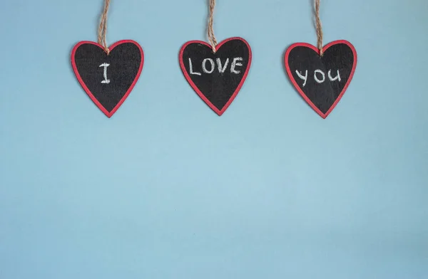 Décoration de la Saint Valentin coeurs en bois avec des mots — Photo