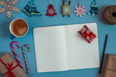 Yılbaşı hediyeleri ve dizüstü bilgisayarın etrafındaki süslemeler