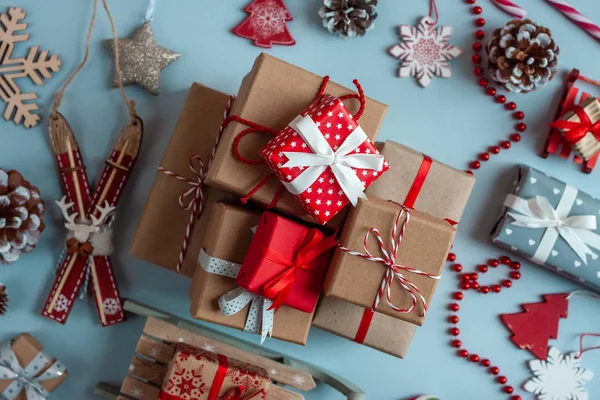 Natale incartato scatole regalo di carta e decorazione — Foto Stock