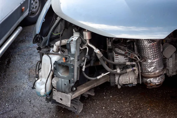 Piezas internas del coche parcialmente desmontadas dañadas — Foto de Stock