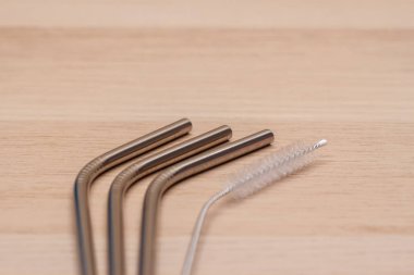 tekrar kullanılabilir metal pipetler ve masadaki temizlik fırçası