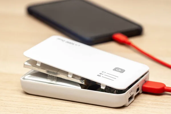 Bağlı telefonlu arızalı güç bankası pili